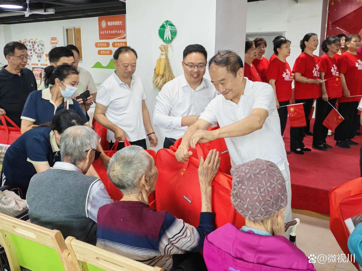 关爱“一老一小” 四川省经济发展促进会一行赴凉山州开展慈善活动(图3) 关爱“一老一小” 四川省经济发展促进会一行赴凉山州开展慈善活动(图3)