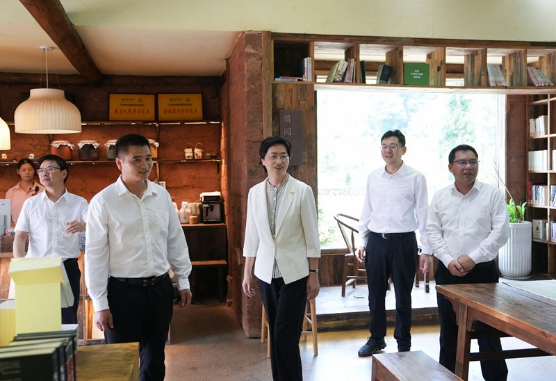 施小琳在眉山市调研时强调 保持高质量发展定力 推动经济持续向新向优向好发展(图2) 施小琳在眉山市调研时强调 保持高质量发展定力 推动经济持续向新向优向好发展(图2)
