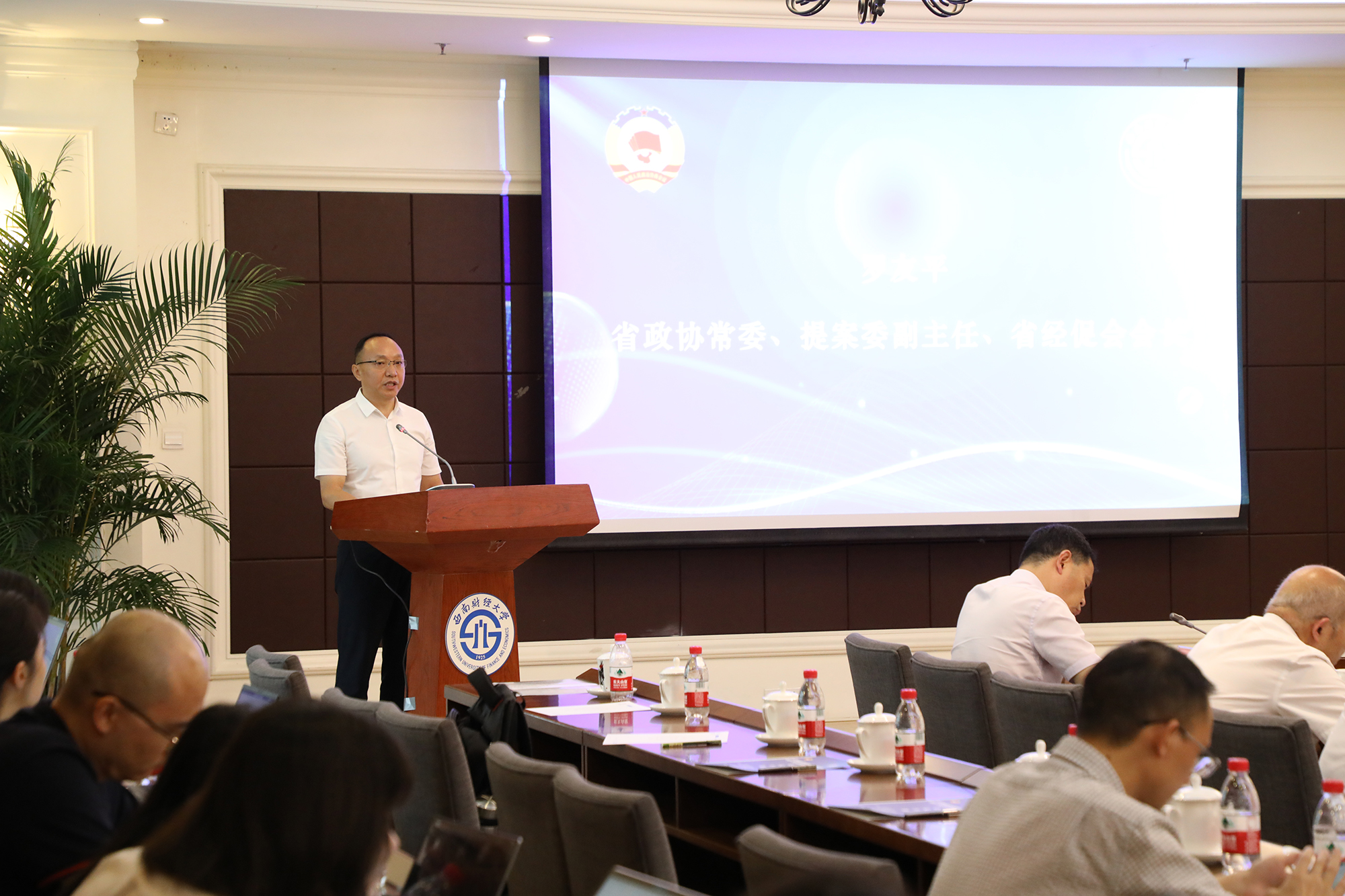 省经济发展促进会联合召开专题协商座谈会 罗友平常委作专题发言(图5) 省经济发展促进会联合召开专题协商座谈会 罗友平常委作专题发言(图5)
