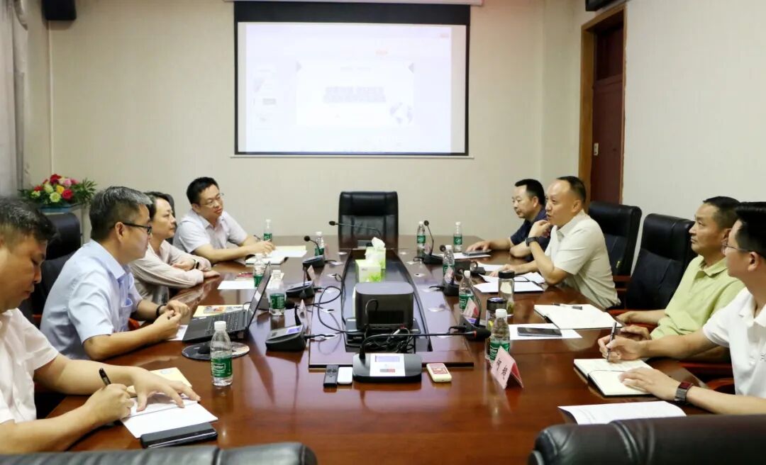 罗友平与中国铁建西南区域总经理由建一行座谈交流(图3) 罗友平与中国铁建西南区域总经理由建一行座谈交流(图3)