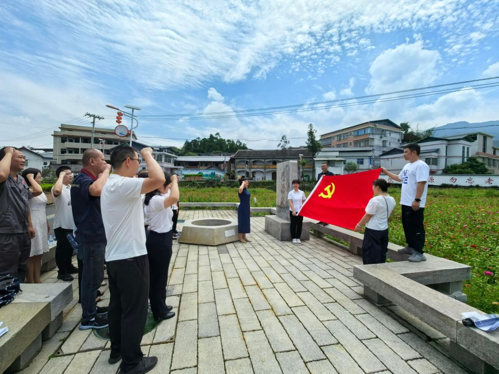 和总书记面对面·长征特辑丨永远不要忘记老区,永远不要忘记老区人民(图2) 和总书记面对面·长征特辑丨永远不要忘记老区,永远不要忘记老区人民(图2)
